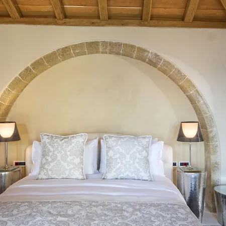 Moni Emvasis Luxury Hotel