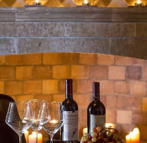 Moni Emvasis Luxury 4* モネンバシア