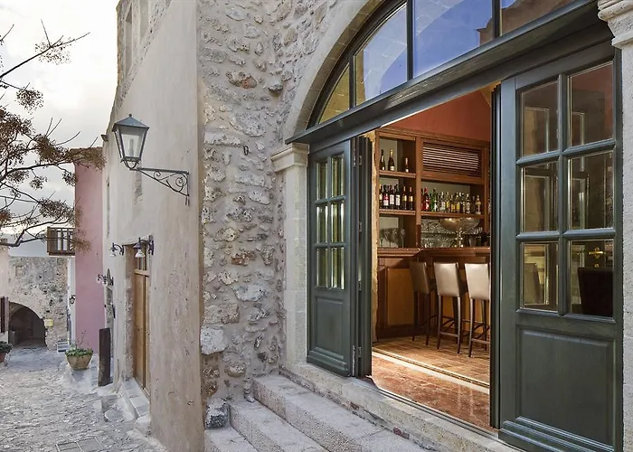 Moni Emvasis Luxury モネンバシア