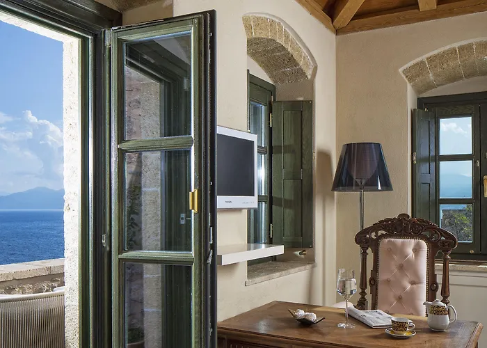 Moni Emvasis Luxury Hotel