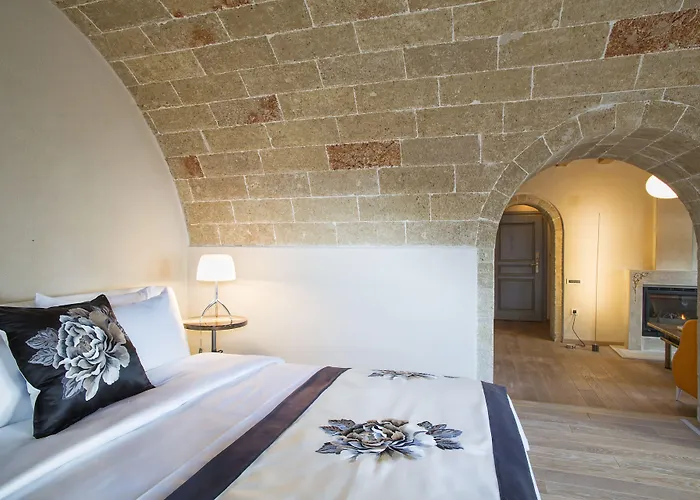 ホテル Moni Emvasis Luxury モネンバシア