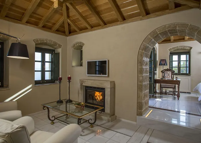 Moni Emvasis Luxury モネンバシア