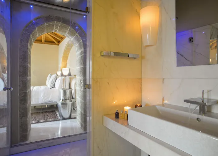 Moni Emvasis Luxury Hotel