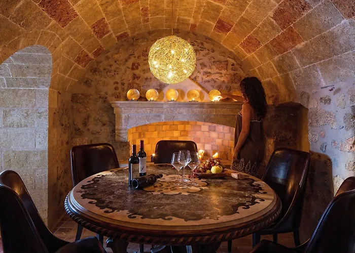 Moni Emvasis Luxury 4* モネンバシア